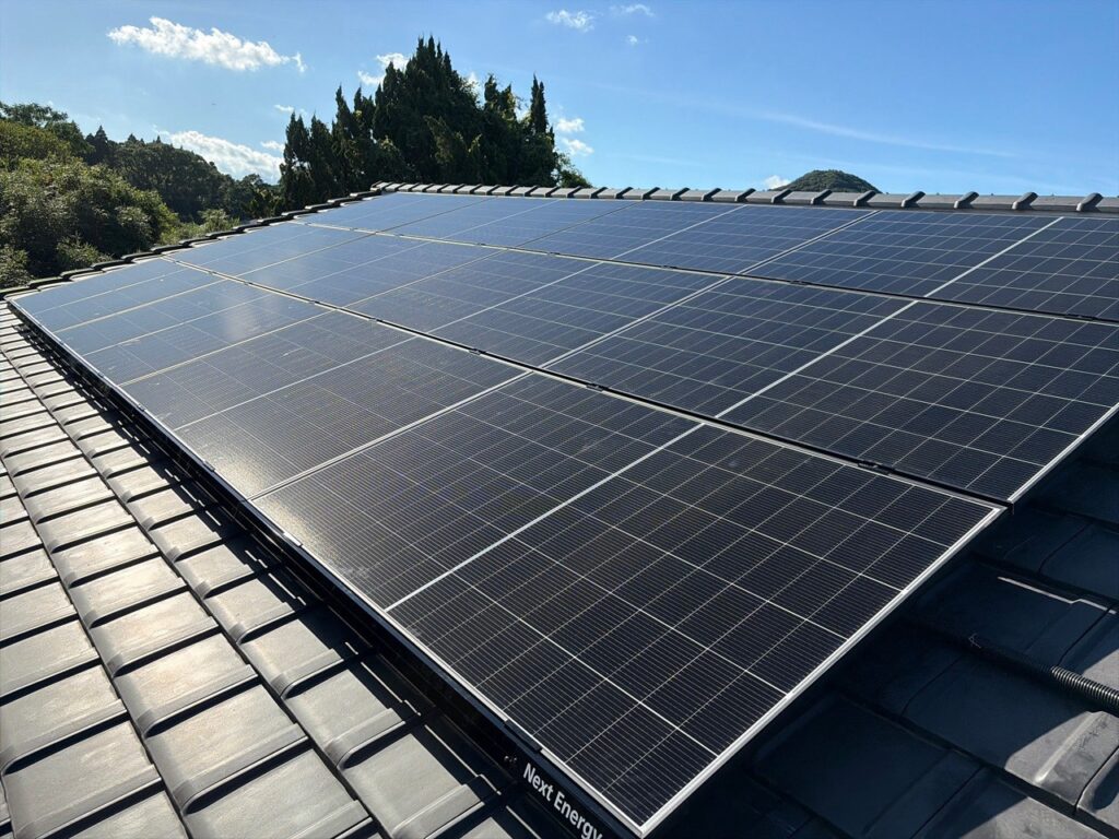 鹿児島市H様邸の屋根に設置した太陽光発電パネル