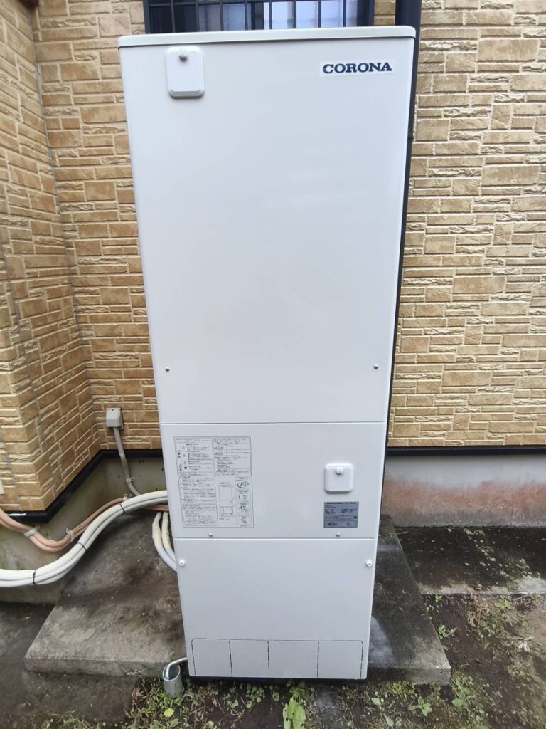 南九州市知覧町K様邸のエコキュート貯湯タンクを正面から見た設置完了後の様子