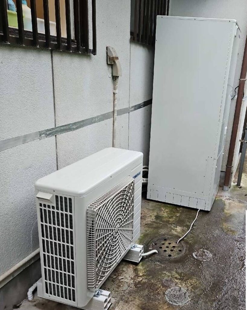 鹿児島県枕崎市のI様邸に設置したエコキュートの貯湯タンクとヒートポンプ室外機