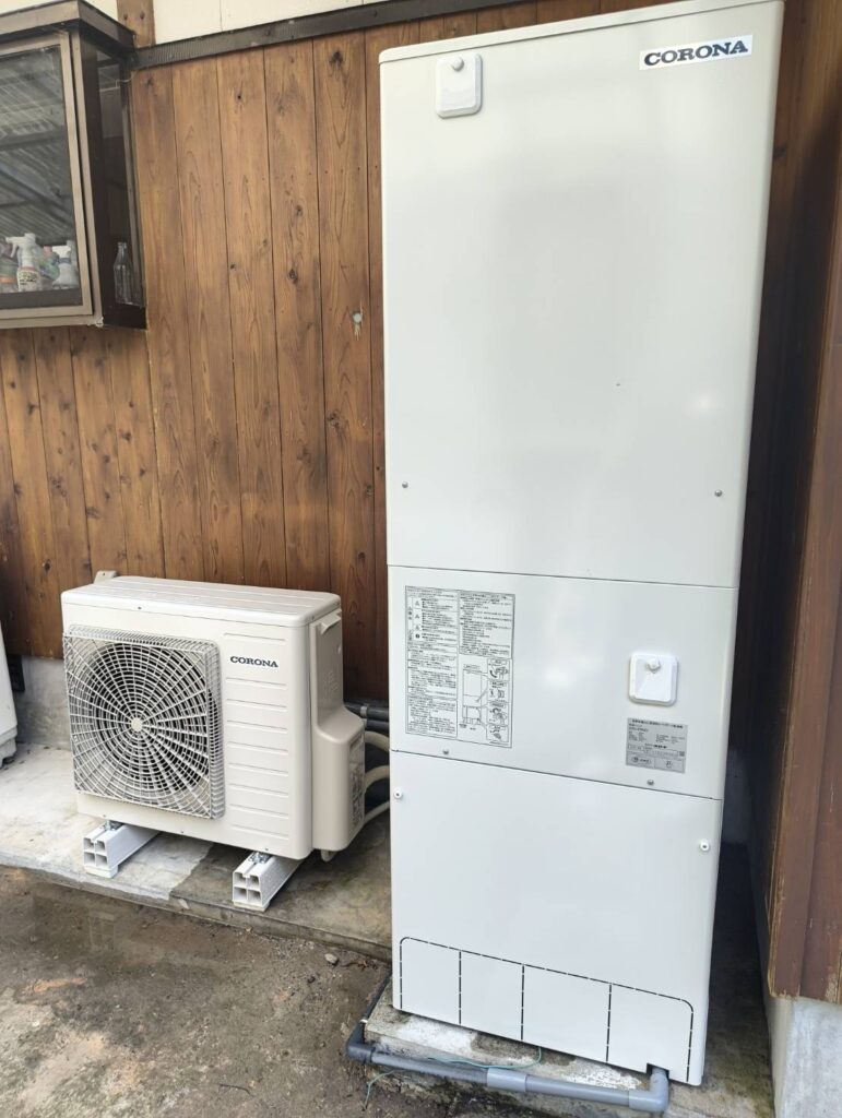 鹿児島県南九州市知覧町のI様邸に設置したエコキュートの貯湯タンクとヒートポンプ室外機