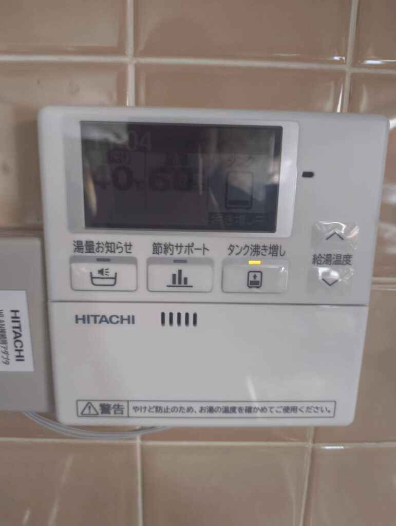 鹿児島県南九州市頴娃町S様邸の屋内に設置したエコキュート用リモコン
