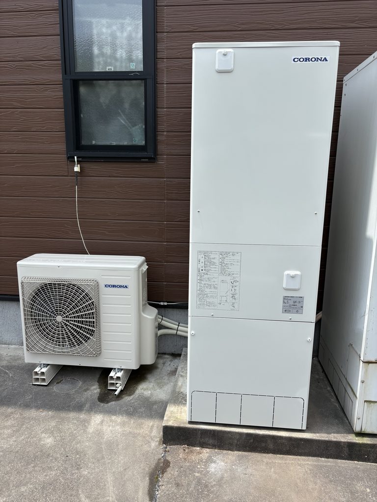 鹿児島県鹿児島市U様邸に設置したエコキュートとヒートポンプ室外機の正面