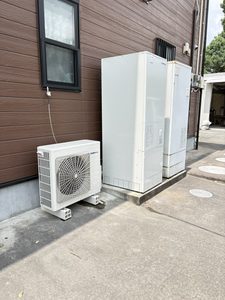 鹿児島県鹿児島市U様邸に設置したエコキュートとヒートポンプ室外機