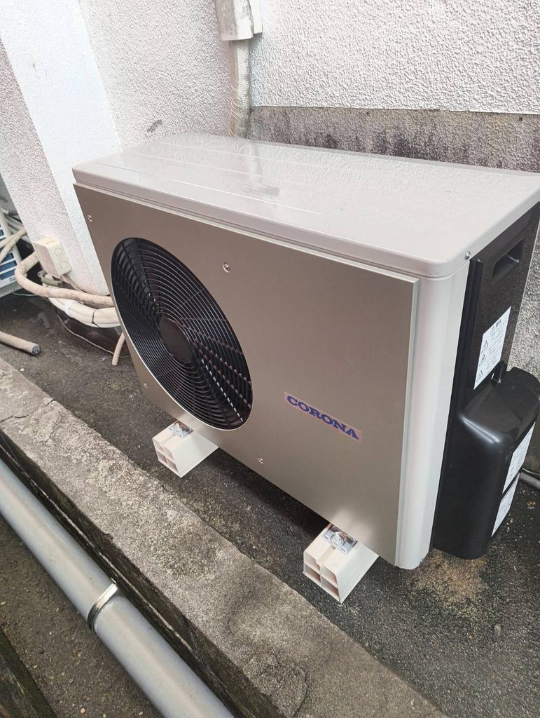 鹿児島県鹿児島市U様邸に設置したエコキュートのヒートポンプ室外機