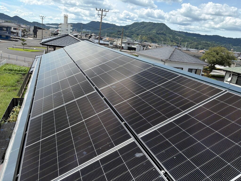 霧島市隼人町I様邸の屋根に設置した太陽光発電パネル