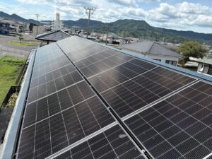 霧島市隼人町I様邸の屋根に設置した太陽光発電パネル